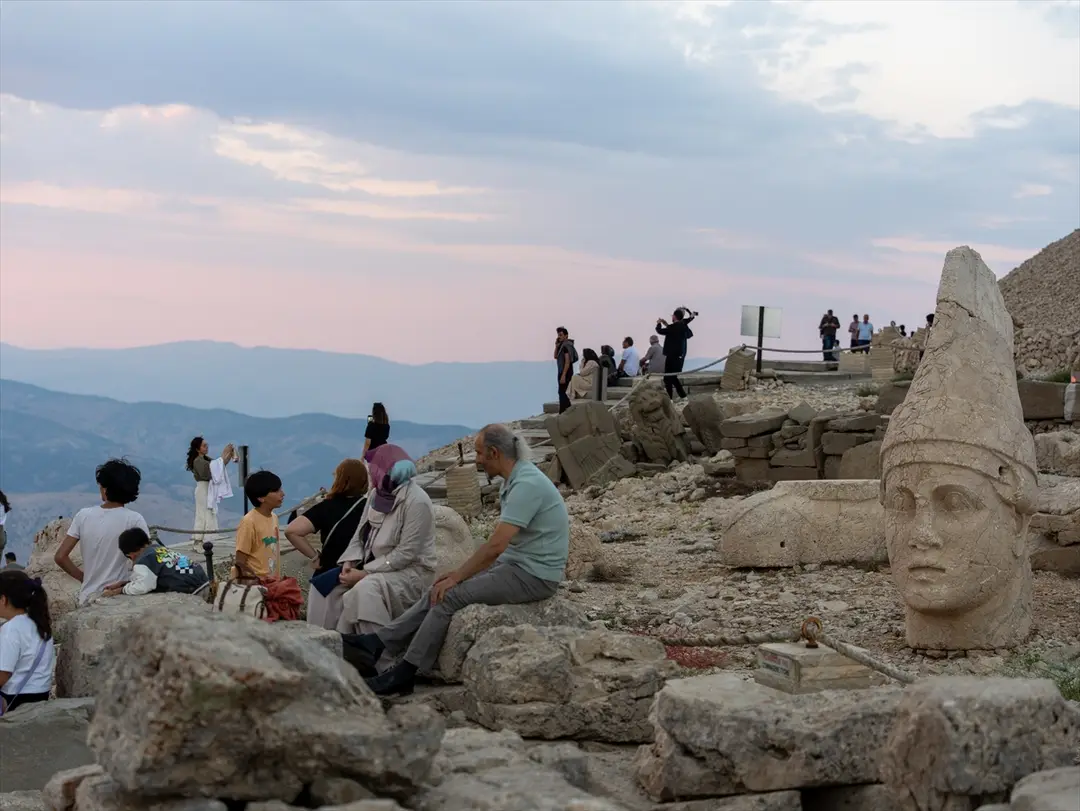 Nemrut Dağı: Gün batımı turistleri zirveye akın etti