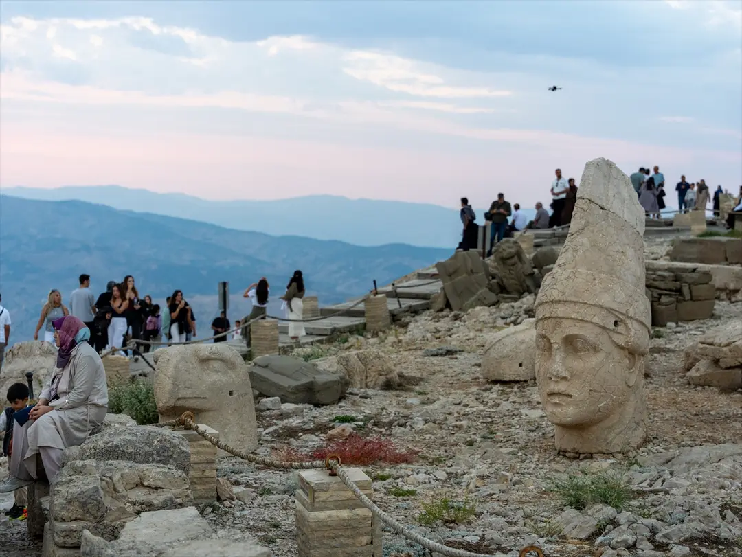 Nemrut Dağı: Gün batımı turistleri zirveye akın etti