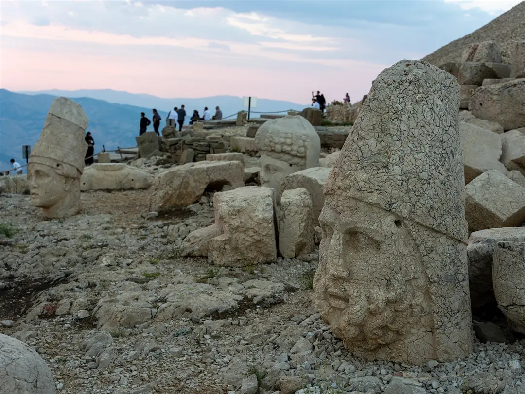 Nemrut Dağı: Gün batımı turistleri zirveye akın etti