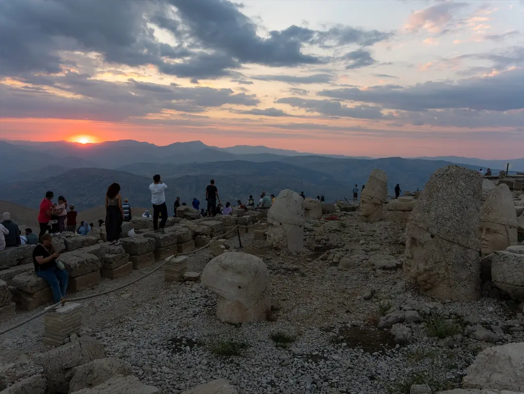 Nemrut Dağı: Gün batımı turistleri zirveye akın etti