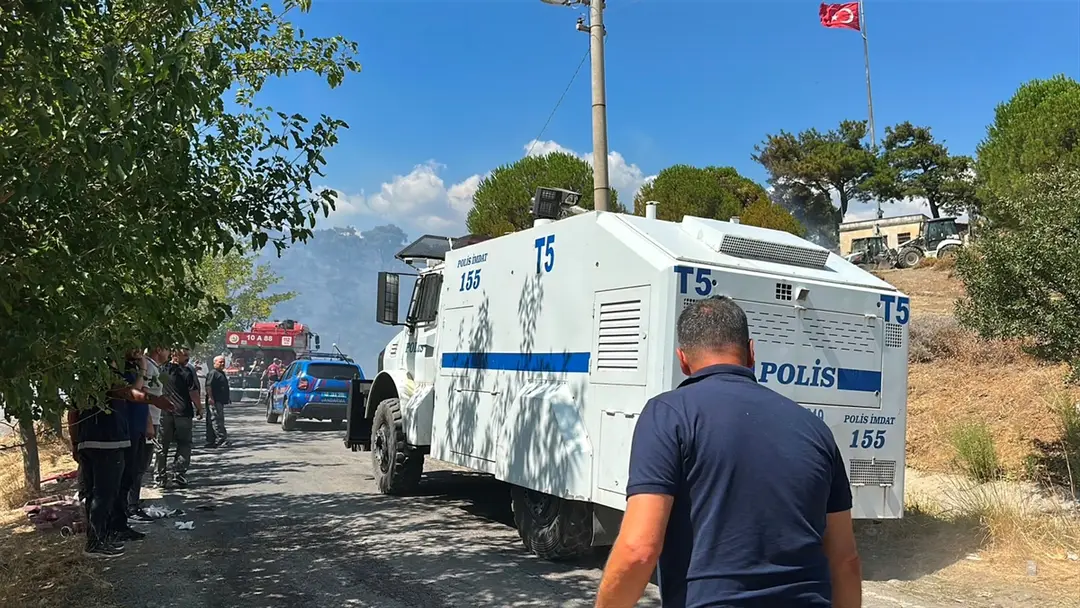 GÜNCELLEME - Balıkesir'in Edremit ilçesinde arazide başlayıp ormana sıçrayan yangına müdahale ediliyor