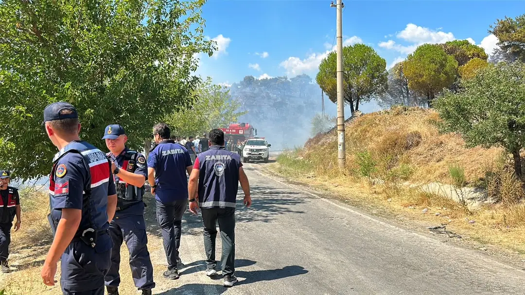 GÜNCELLEME - Balıkesir'in Edremit ilçesinde arazide başlayıp ormana sıçrayan yangına müdahale ediliyor