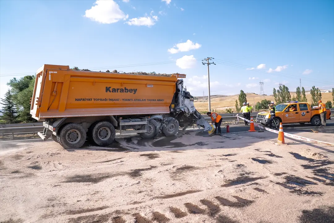 Ankara'da kaza: Halk otobüsü ve kamyon çarpıştı, 2 ölü, 25 yaralı