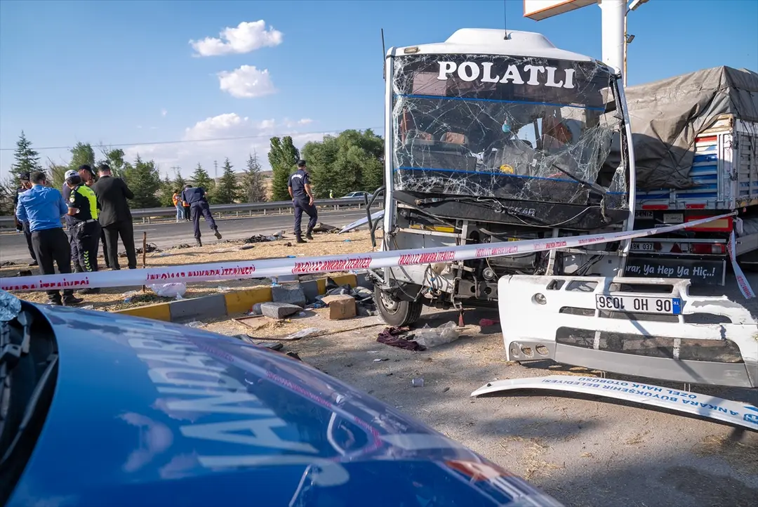 Ankara'da kaza: Halk otobüsü ve kamyon çarpıştı, 2 ölü, 25 yaralı