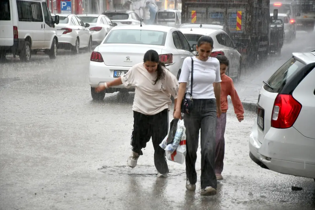 Kars'ta şiddetli dolu ve sağanak: Tarım arazileri zarar gördü