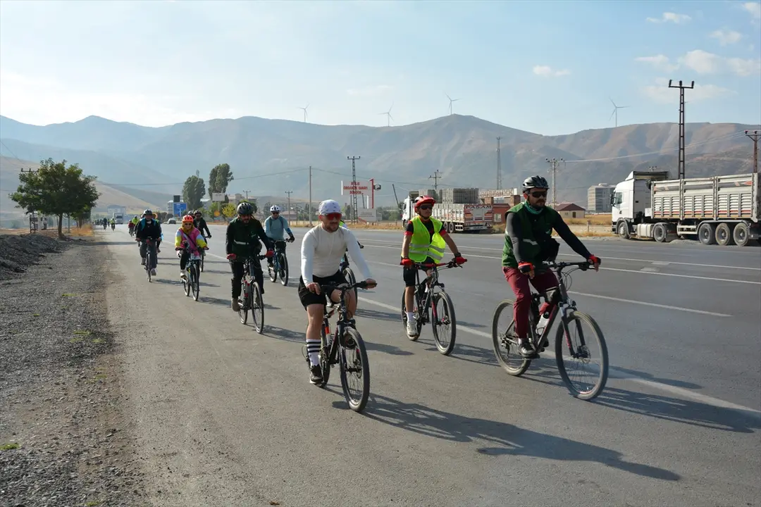 Yeşilay: Bitlis'ten Muş'a bağımlılıkla mücadele için pedal çevrildi