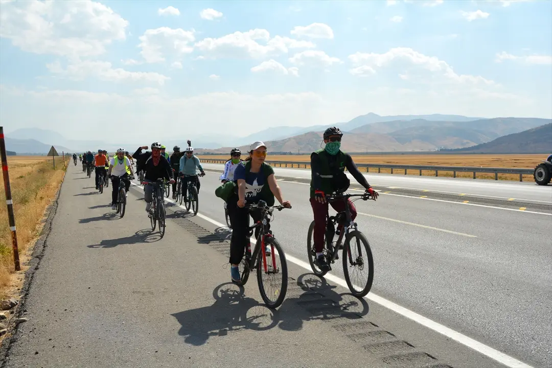Yeşilay: Bitlis'ten Muş'a bağımlılıkla mücadele için pedal çevrildi