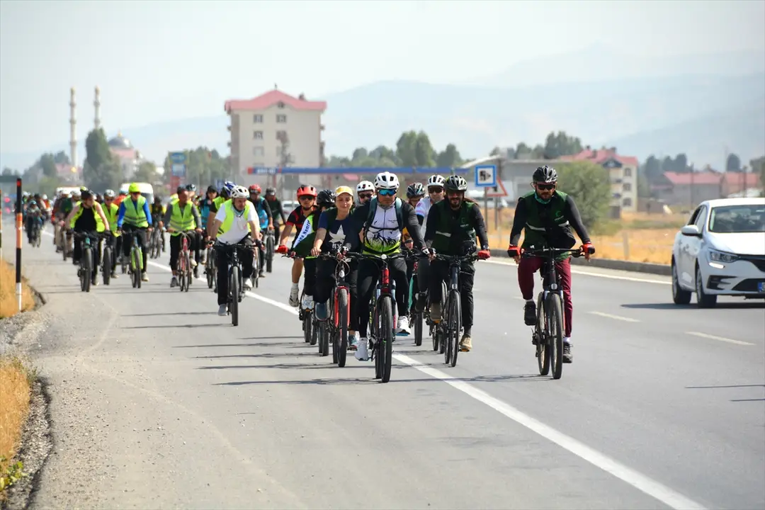 Yeşilay: Bitlis'ten Muş'a bağımlılıkla mücadele için pedal çevrildi