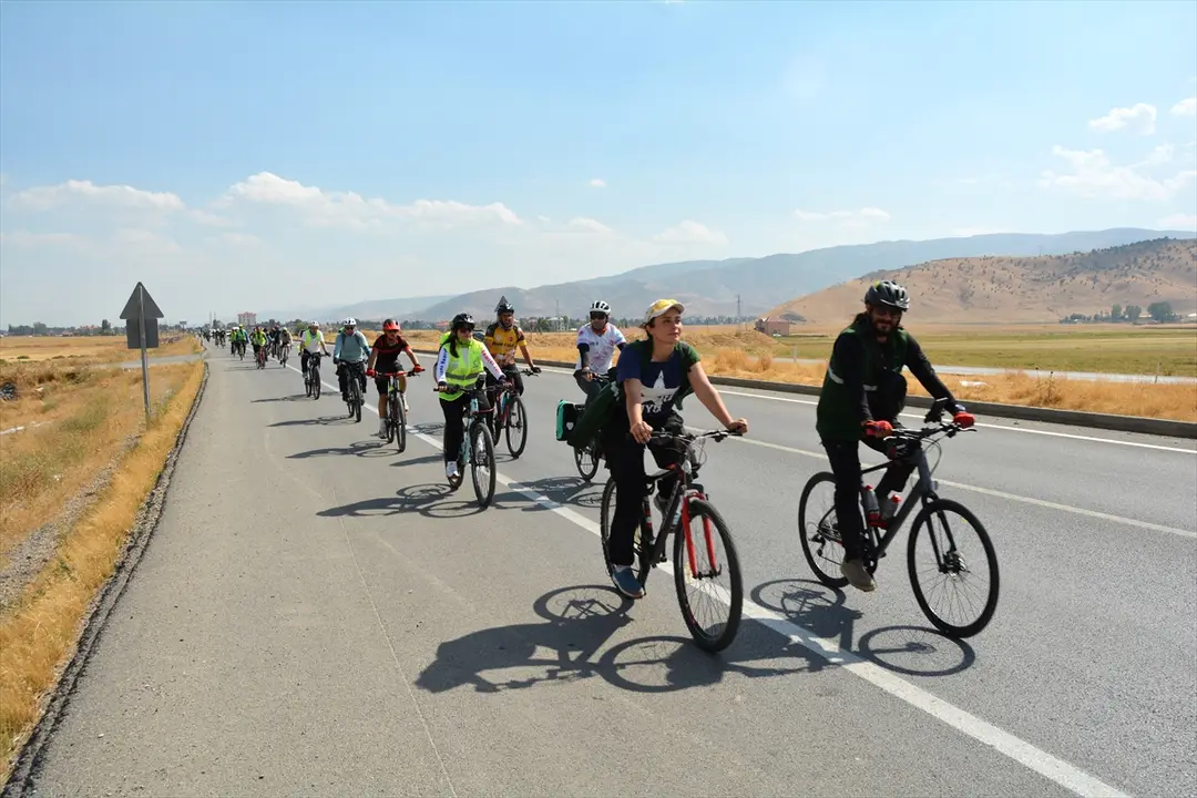 Yeşilay: Bitlis'ten Muş'a bağımlılıkla mücadele için pedal çevrildi