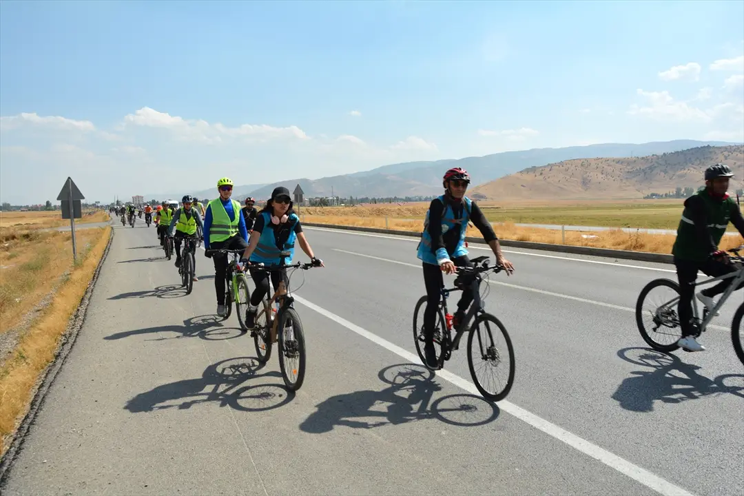 Yeşilay: Bitlis'ten Muş'a bağımlılıkla mücadele için pedal çevrildi