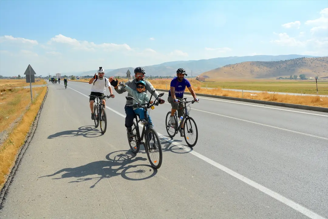 Yeşilay: Bitlis'ten Muş'a bağımlılıkla mücadele için pedal çevrildi