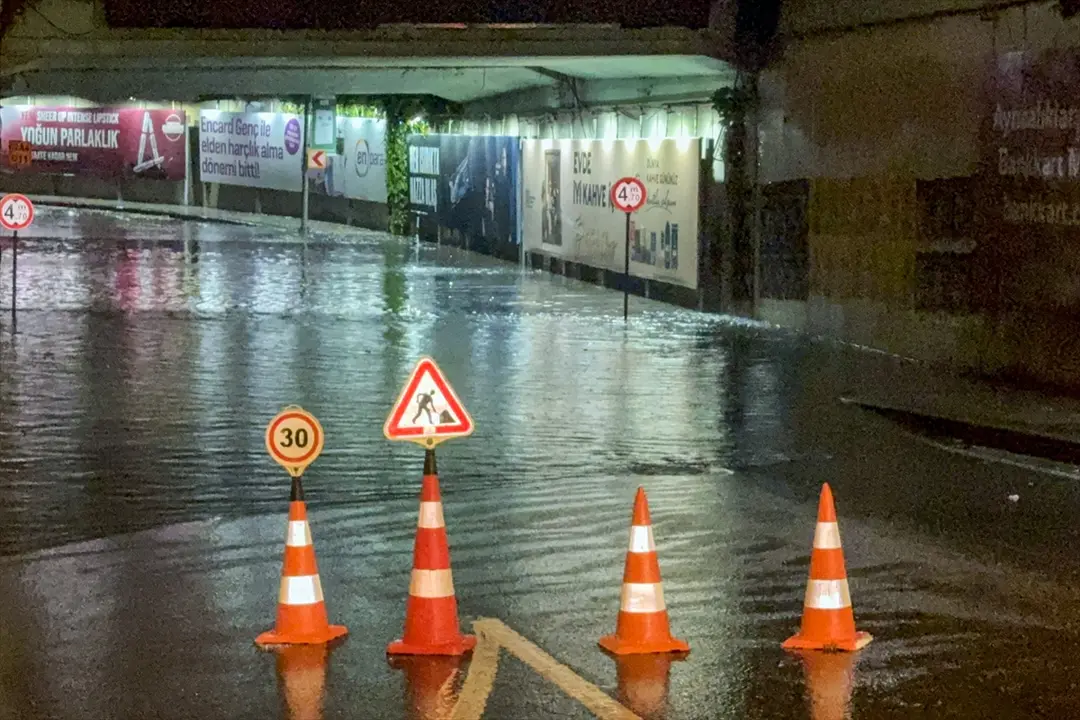 İstanbul'daki sağanak nedeniyle Zincirlikuyu'daki alt geçidi su bastı