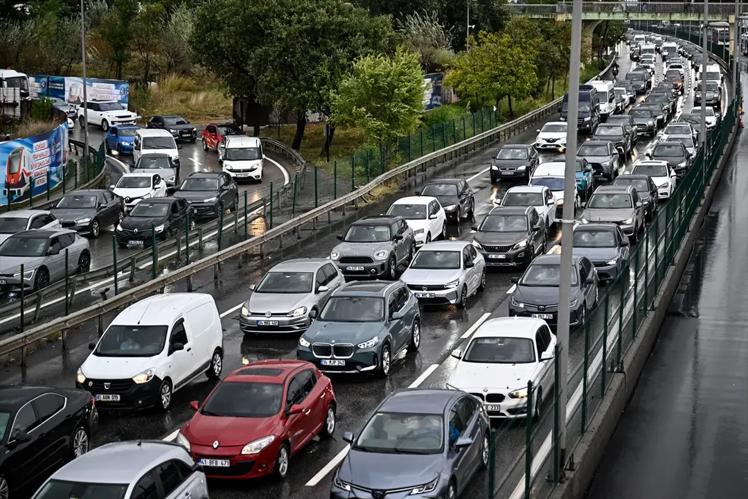 İstanbul'da yağışla trafik yoğunluğu: Kent genelinde yüzde 72'ye ulaştı