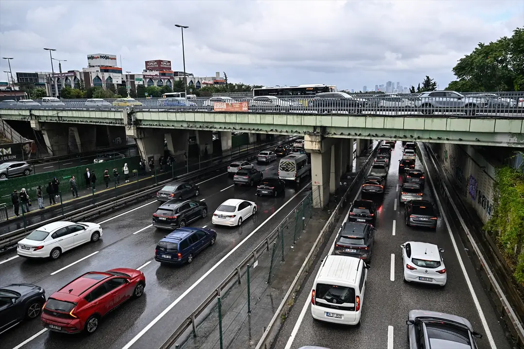İstanbul'da yağışla trafik yoğunluğu: Kent genelinde yüzde 72'ye ulaştı