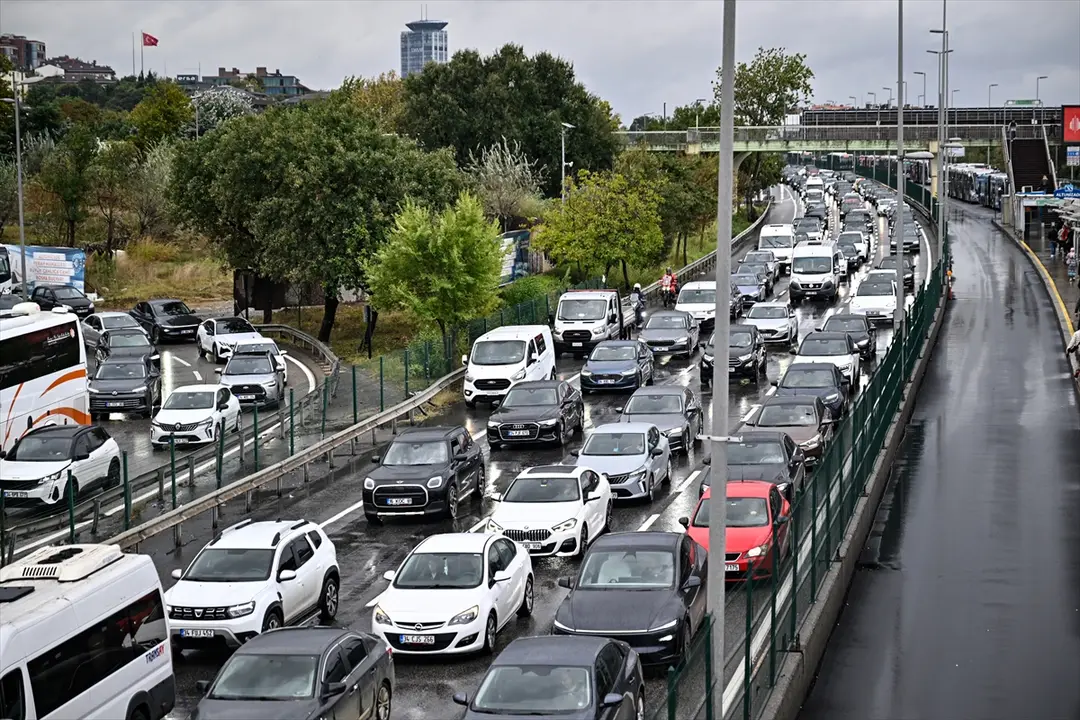 İstanbul'da yağışla trafik yoğunluğu: Kent genelinde yüzde 72'ye ulaştı