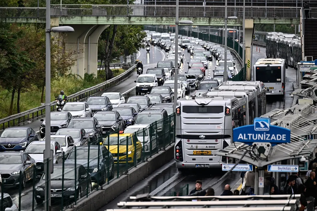 İstanbul'da yağışla trafik yoğunluğu: Kent genelinde yüzde 72'ye ulaştı