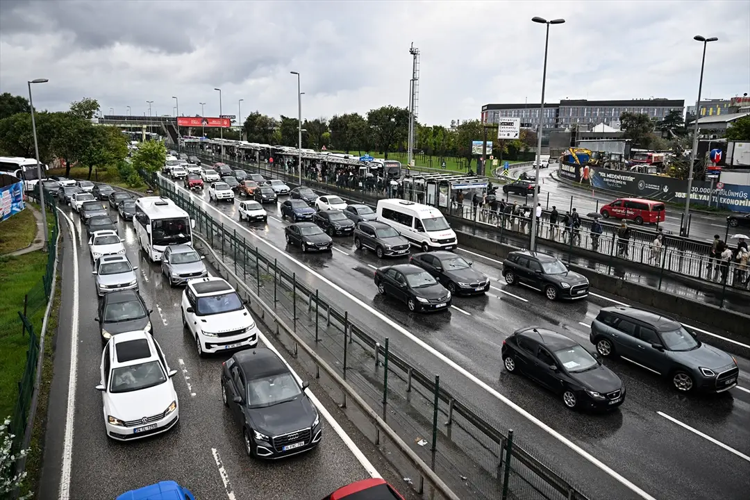 İstanbul'da yağışla trafik yoğunluğu: Kent genelinde yüzde 72'ye ulaştı