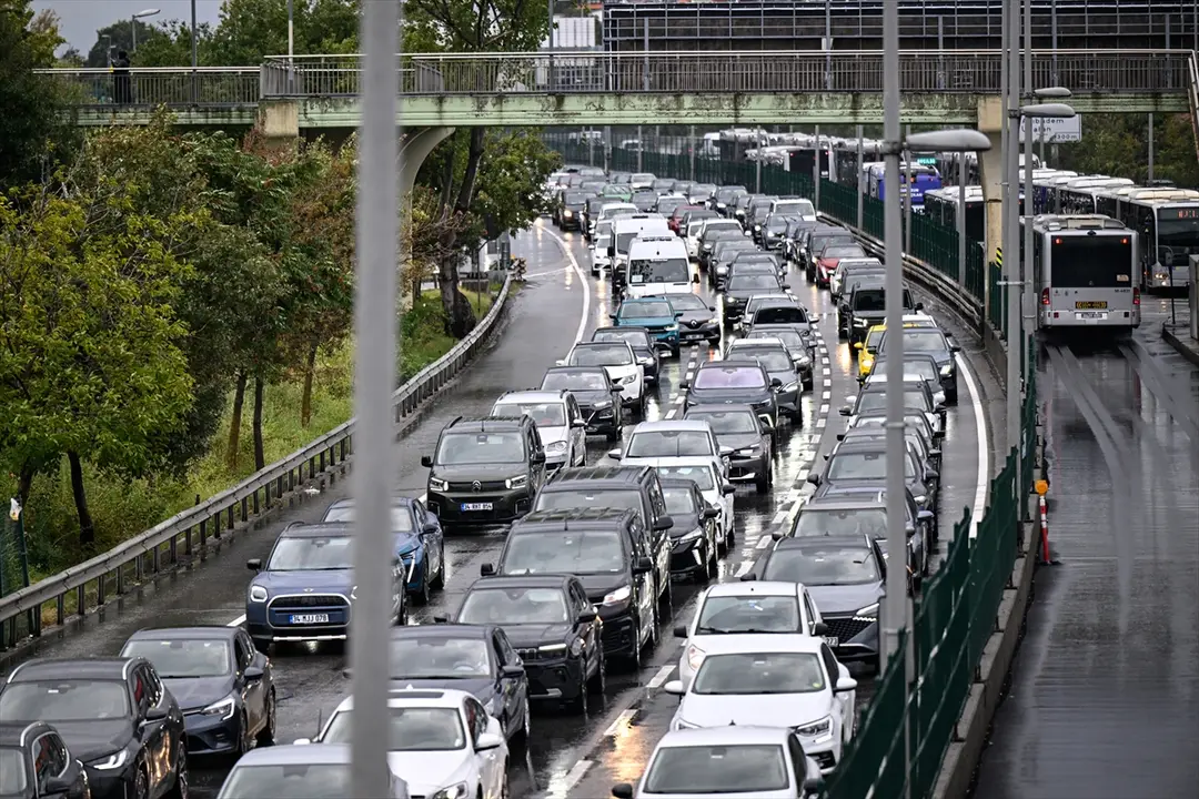 İstanbul'da yağışla trafik yoğunluğu: Kent genelinde yüzde 72'ye ulaştı