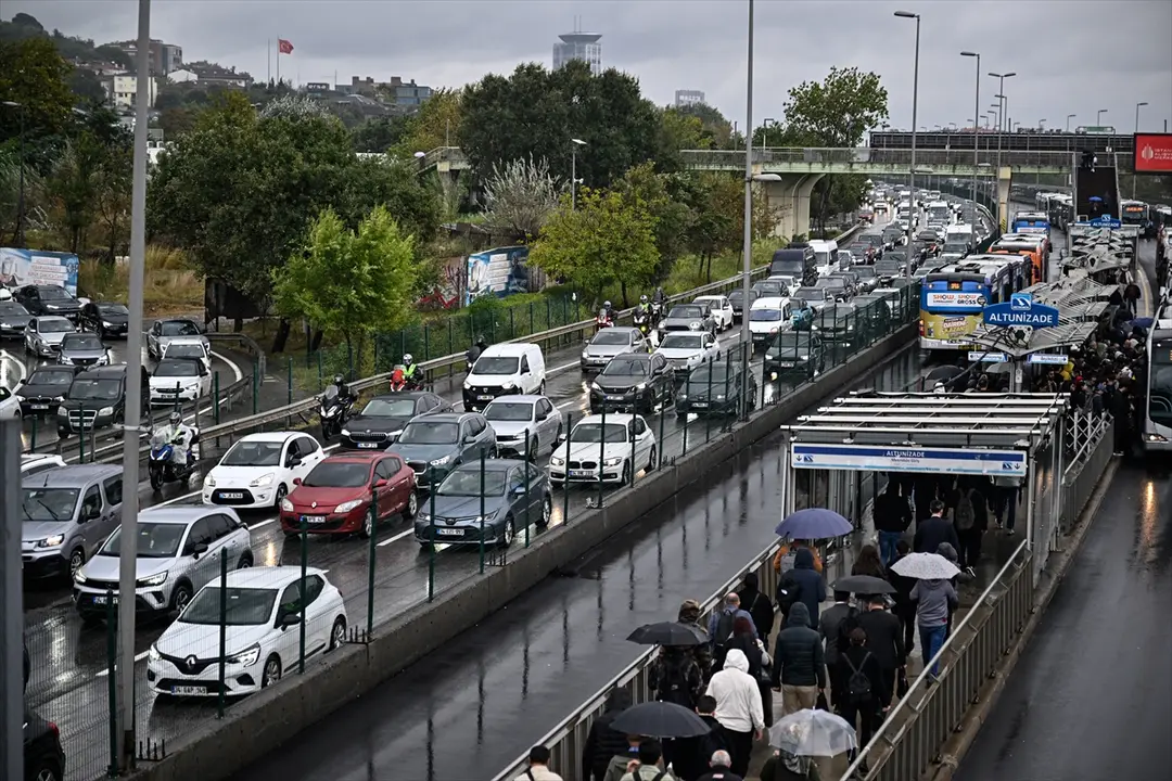İstanbul'da yağışla trafik yoğunluğu: Kent genelinde yüzde 72'ye ulaştı