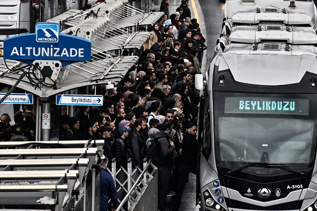 İstanbul'da yağışla trafik yoğunluğu: Kent genelinde yüzde 72'ye ulaştı