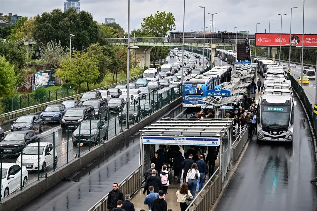 İstanbul'da yağışla trafik yoğunluğu: Kent genelinde yüzde 72'ye ulaştı