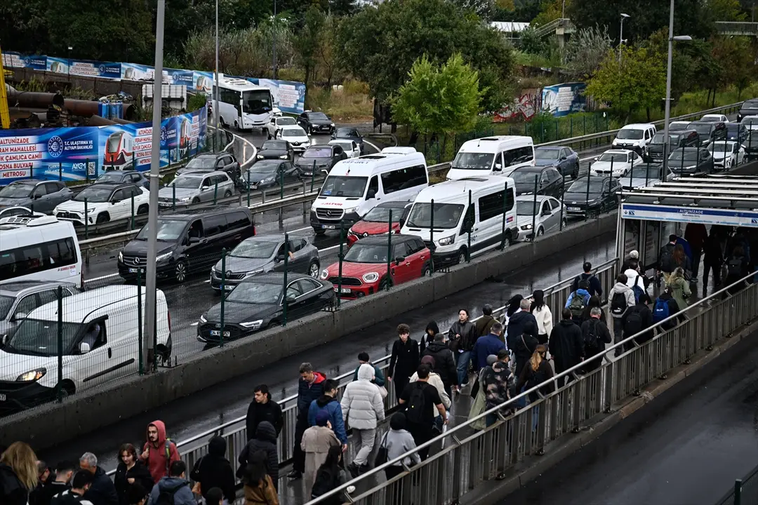 İstanbul'da yağışla trafik yoğunluğu: Kent genelinde yüzde 72'ye ulaştı