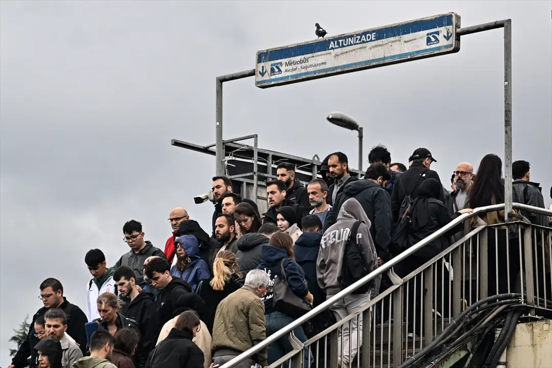 İstanbul'da yağışla trafik yoğunluğu: Kent genelinde yüzde 72'ye ulaştı