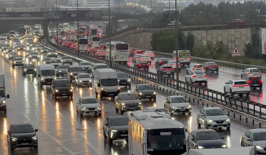 İstanbul'da yağışla trafik yoğunluğu: Kent genelinde yüzde 72'ye ulaştı