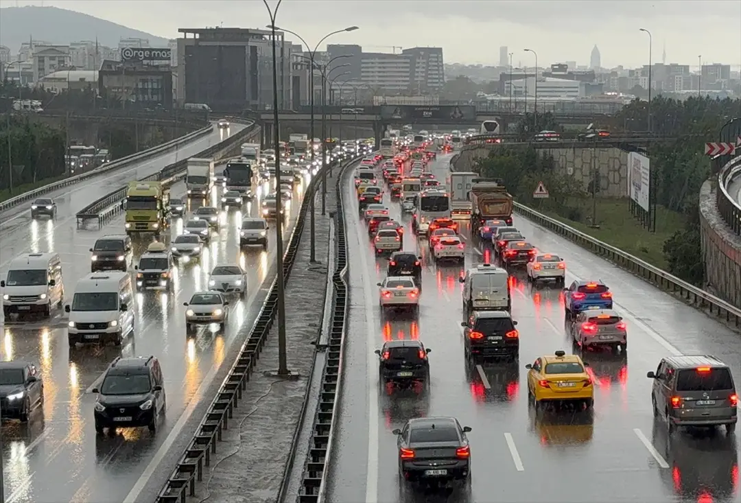 İstanbul'da yağışla trafik yoğunluğu: Kent genelinde yüzde 72'ye ulaştı