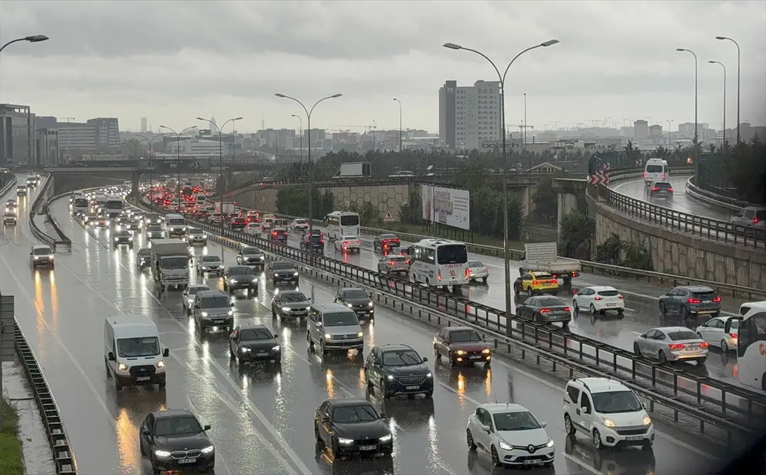 İstanbul'da yağışla trafik yoğunluğu: Kent genelinde yüzde 72'ye ulaştı
