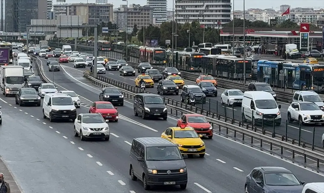 İstanbul'da yağışla trafik yoğunluğu: Kent genelinde yüzde 72'ye ulaştı