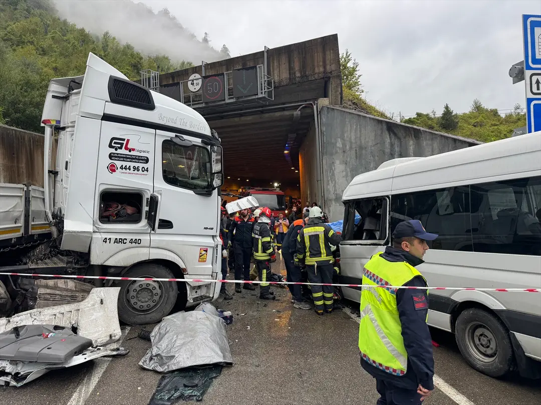 GÜNCELLEME - Bartın'da minibüs ile tırın çarpıştığı kazada 1 kişi öldü, 11 kişi yaralandı