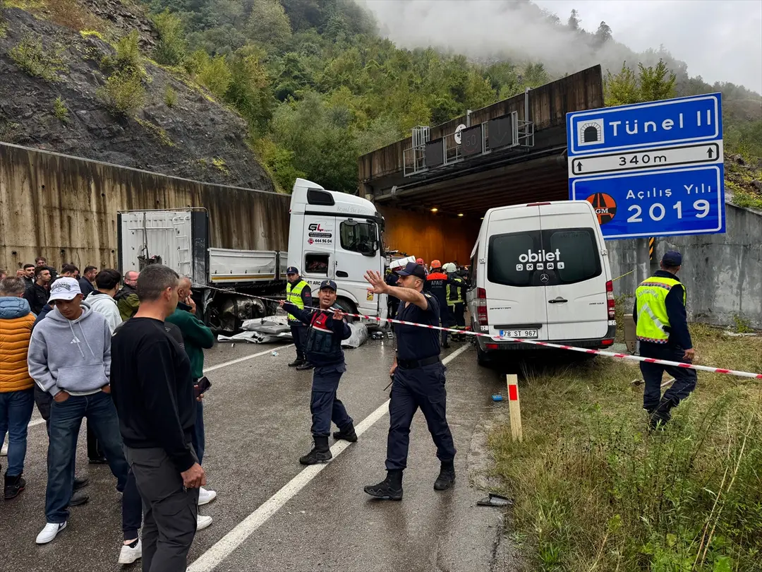 GÜNCELLEME - Bartın'da minibüs ile tırın çarpıştığı kazada 1 kişi öldü, 11 kişi yaralandı