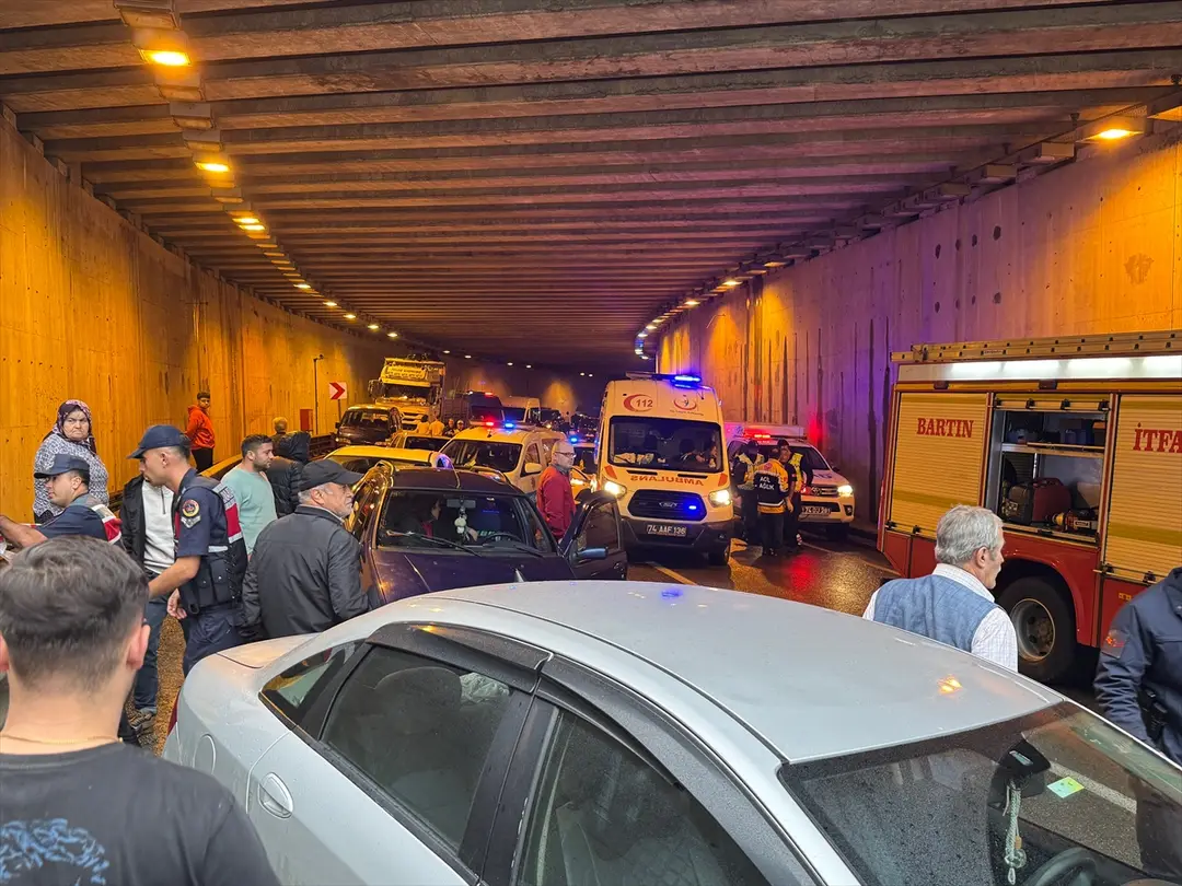 GÜNCELLEME - Bartın'da minibüs ile tırın çarpıştığı kazada 1 kişi öldü, 11 kişi yaralandı