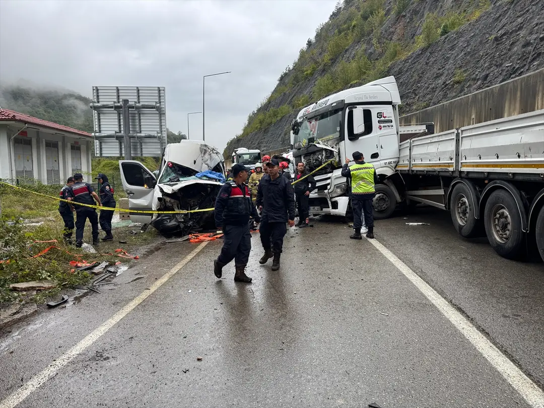GÜNCELLEME - Bartın'da minibüs ile tırın çarpıştığı kazada 1 kişi öldü, 11 kişi yaralandı