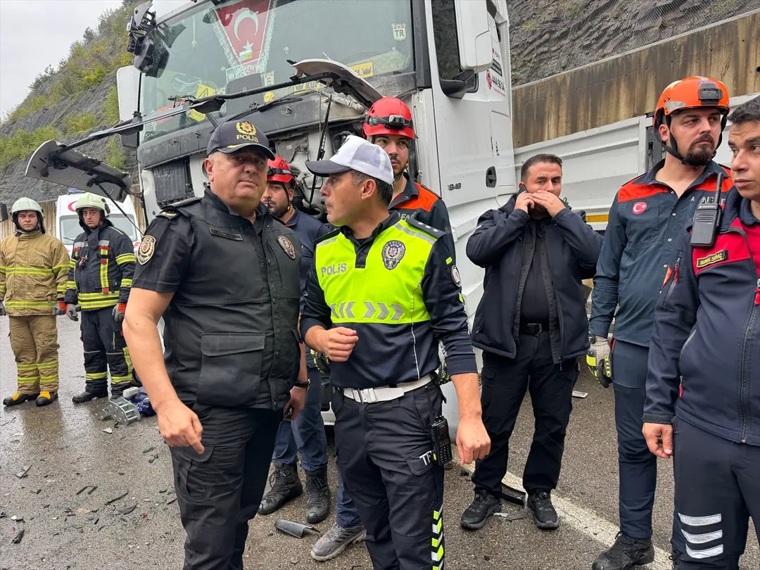 GÜNCELLEME - Bartın'da minibüs ile tırın çarpıştığı kazada 1 kişi öldü, 11 kişi yaralandı