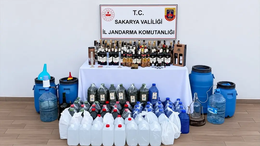 Sakarya'da sahte içki operasyonu: 400 litre etil alkol bulundu