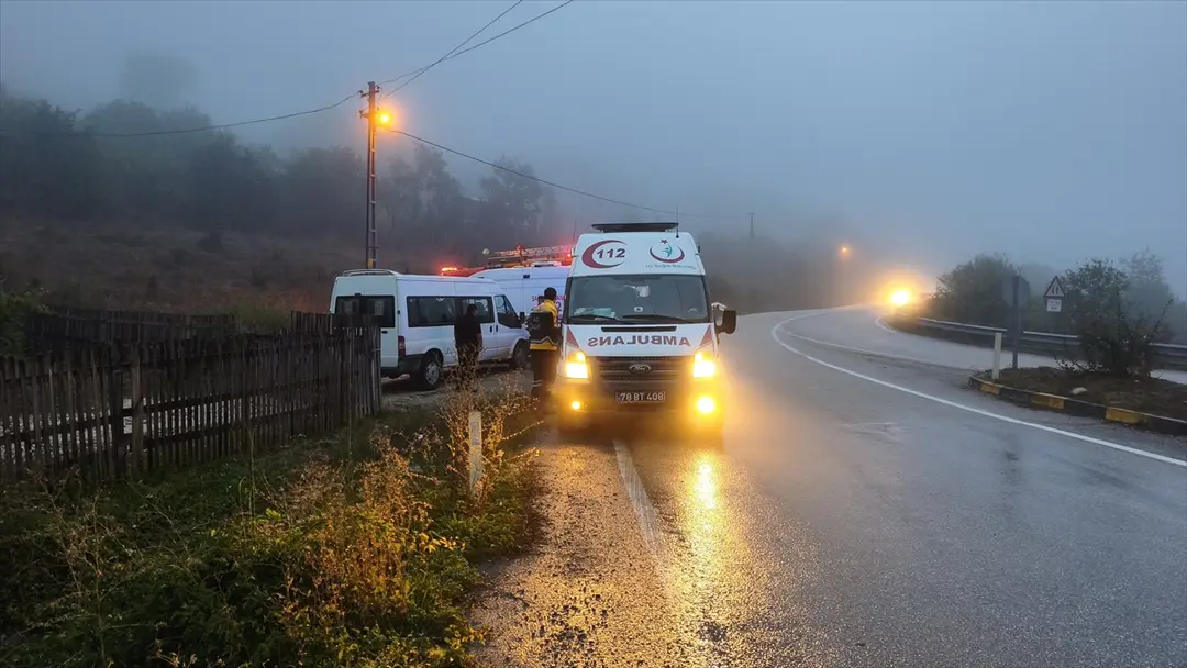 Karabük'te trafik kazası: Hafif ticari araç şarampole devrildi