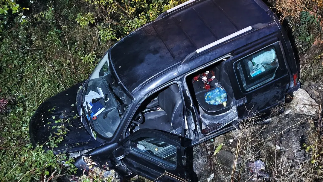 Karabük'te trafik kazası: Hafif ticari araç şarampole devrildi