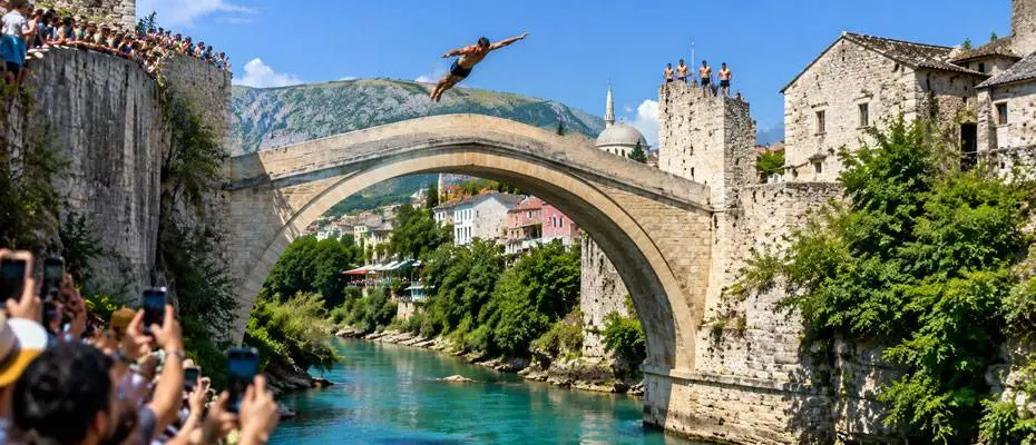 Mostar Köprüsü'nde 460 yıllık atlayış geleneği sürdü