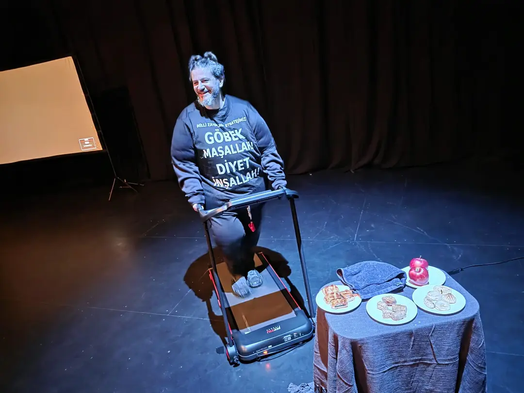 Binfikir Theater: Saisonfinale mit Mehmet Avcu