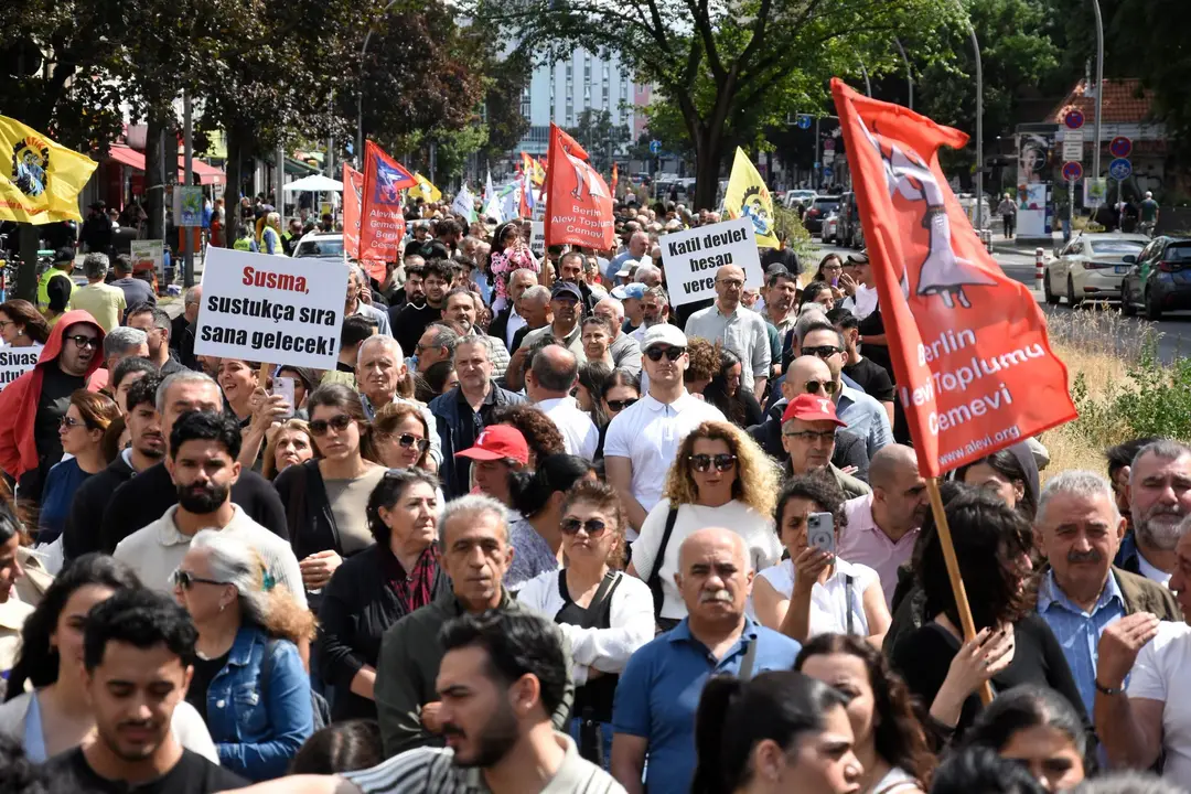 Berlin: Madımak-Massaker gedacht, Gerechtigkeit gefordert