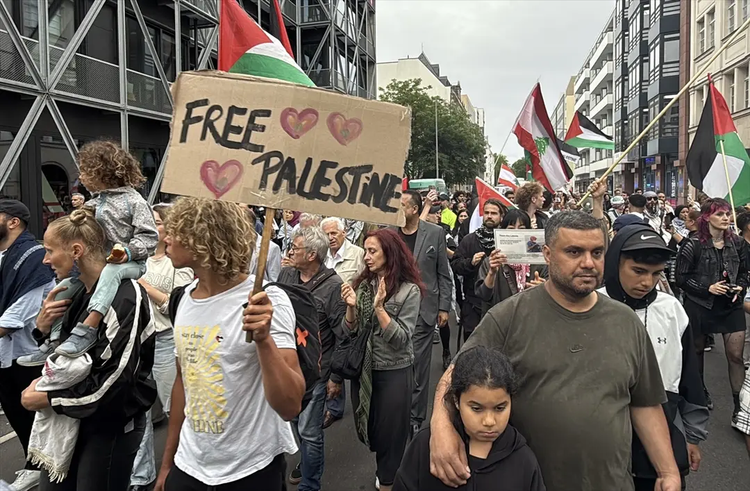 Berlin'de Filistin'e destek gösterisi
