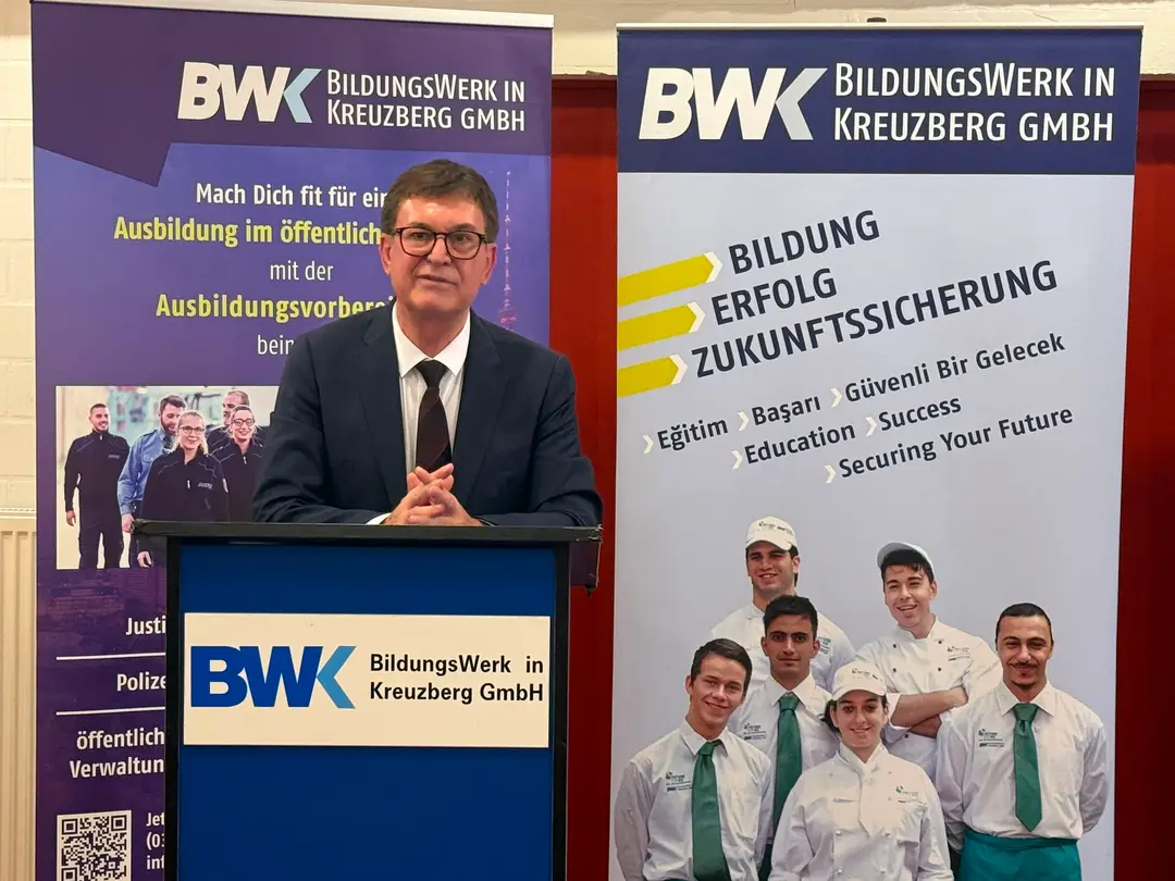 Young People Preparing for Public Service Receive Certificates in Berlin