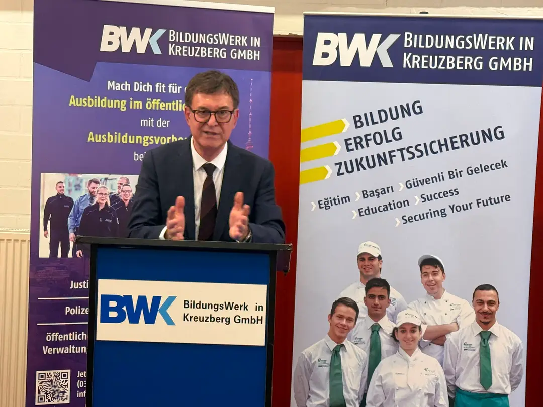 Young People Preparing for Public Service Receive Certificates in Berlin