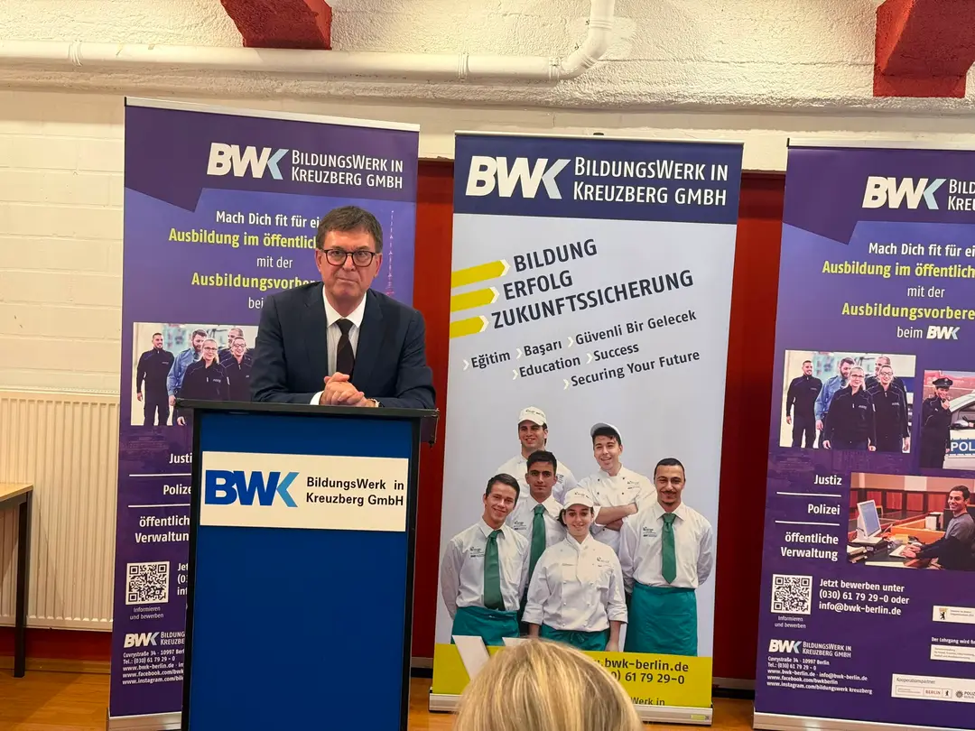 Young People Preparing for Public Service Receive Certificates in Berlin