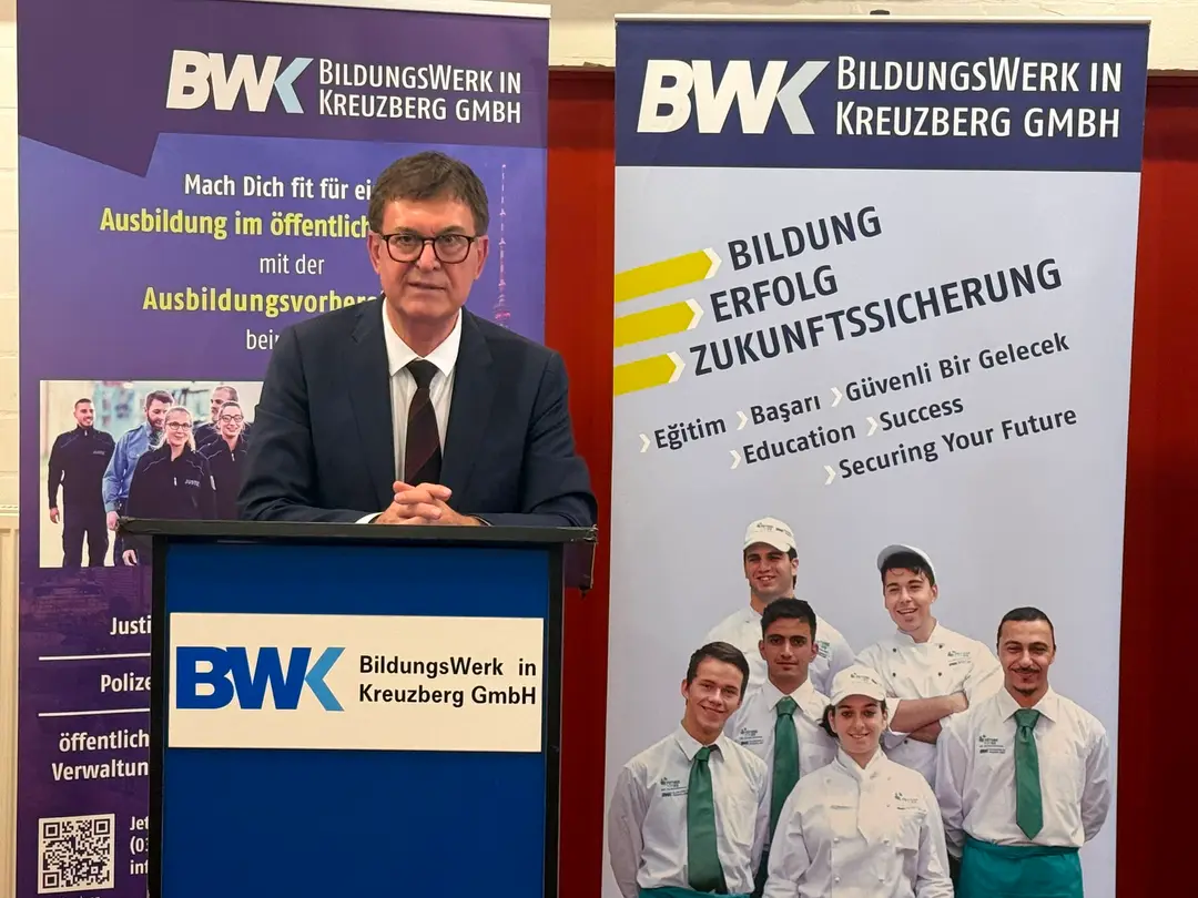 Young People Preparing for Public Service Receive Certificates in Berlin