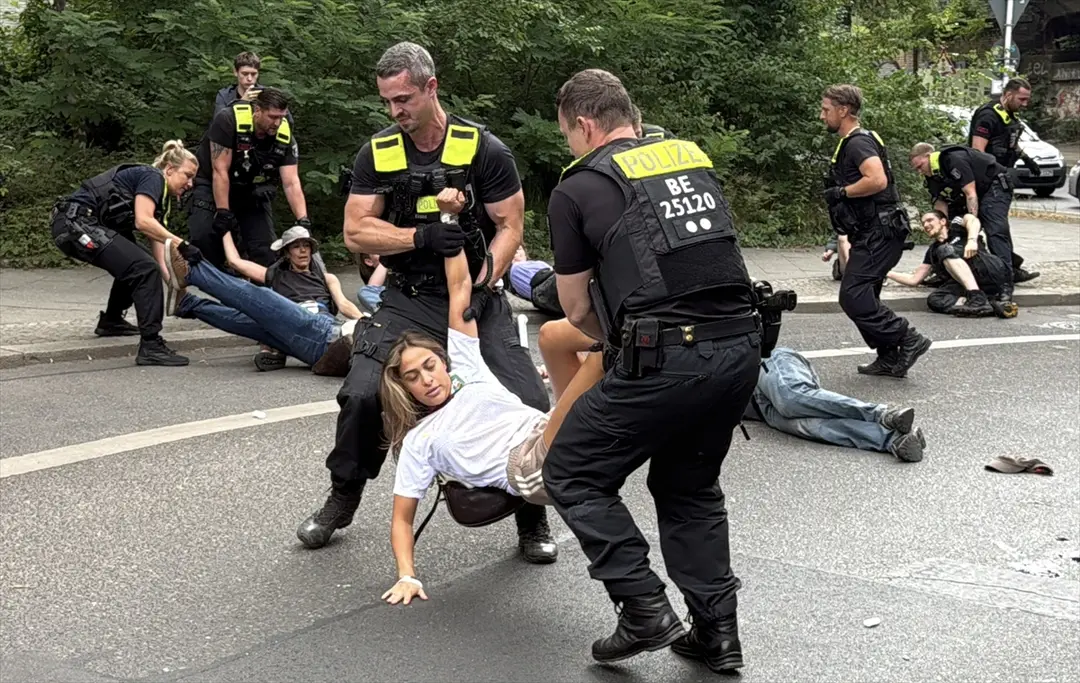 Polizeieinsatz bei Rheinmetall-Protest in Berlin
