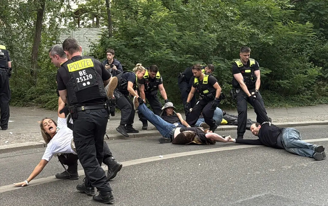 Polizeieinsatz bei Rheinmetall-Protest in Berlin