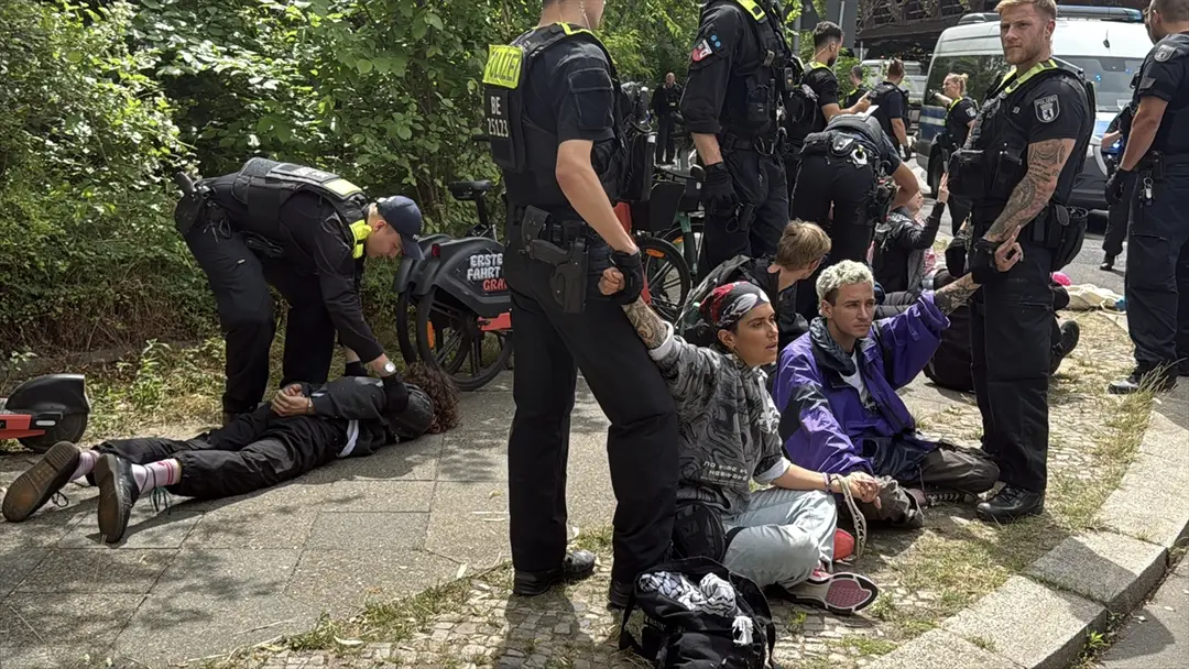 Polizeieinsatz bei Rheinmetall-Protest in Berlin